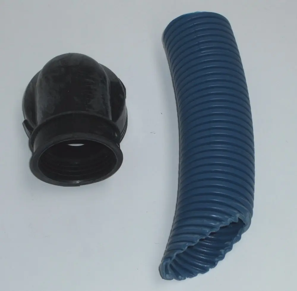 Schwarzer Anschlussbogen mit Gewinde und blauer, gewellter Schlauch. Komponenten für den Gasanschluss, geeignet für Daikin-Systeme.